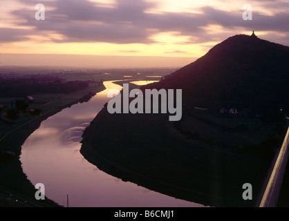 Angolo di alta vista del fiume che scorre attraverso il paesaggio Porta Westfalica Weserdurchbruch Wiehengebirge Renania settentrionale-Vestfalia Germania Foto Stock