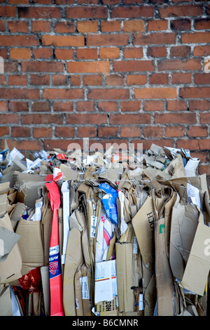 Close-up di scatole di cartone bundled contro un muro di mattoni Foto Stock