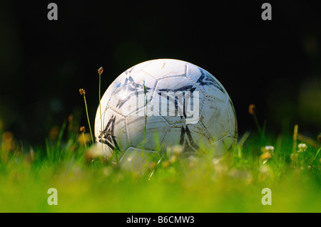 Close-up di pallone da calcio in campo Foto Stock
