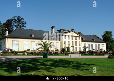 Parcheggiare di fronte all edificio, Parc de l'Orangerie, Strasburgo, Bas-Rhin, Alsazia, Francia Foto Stock