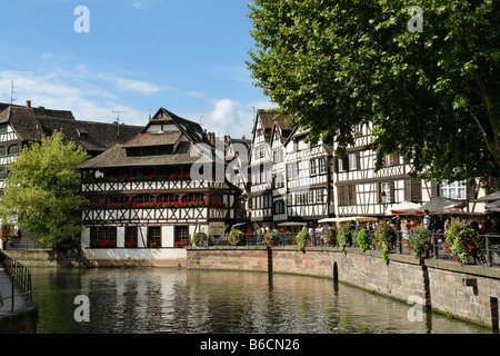 Ristorante a waterfront, La Maison Des Tanneurs, Petite-France, Strasburgo, Bas-Rhin, Alsazia, Francia Foto Stock