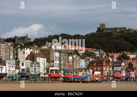 Scarborough Foreshore Rd spiagge sul Lungomare Castello edifici tipici North Yorkshire UK Gran Bretagna Foto Stock