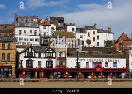 Scarborough Foreshore Rd lungomare spiagge tipici edifici North Yorkshire UK Gran Bretagna Foto Stock