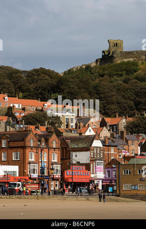 Scarborough Foreshore Rd spiagge sul Lungomare Castello edifici tipici North Yorkshire UK Gran Bretagna Foto Stock
