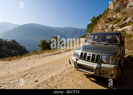 Una Jeep su una polverosa strada di montagna tra Dentam e ortografia, Sikkim, India Foto Stock