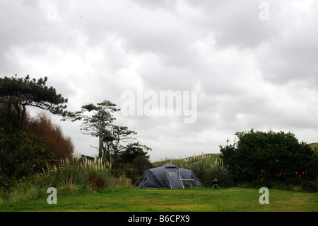 Una tenda singola su un nuvoloso inglese campeggio Foto Stock