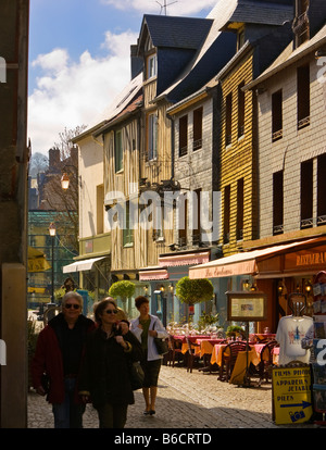 Vecchia strada dello shopping a Honfleur, Calvados, Normandia, Francia Foto Stock