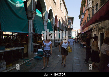 I turisti in street, il Mercato di Rialto, Veneto, Venezia, Italia Foto Stock