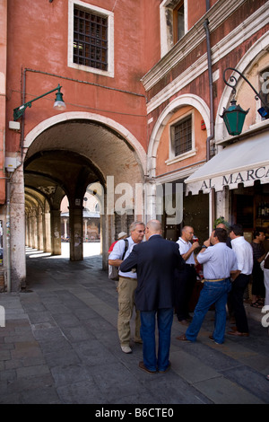 I turisti in Street Market, Mercato di Rialto, Veneto, Venezia, Italia Foto Stock