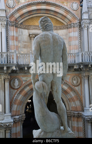 Close-up della statua di Nettuno, il Palazzo dei Dogi, Veneto, Venezia, Italia Foto Stock