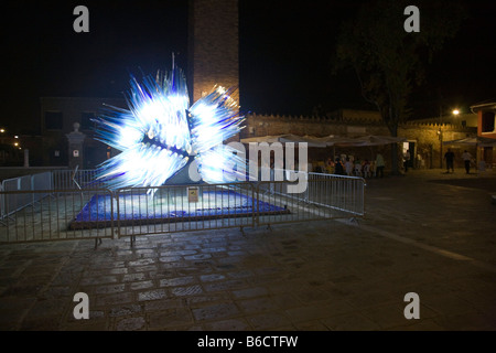 Sculture in vetro illuminato di notte, Murano Isola di Murano, Veneto, Venezia, Italia Foto Stock