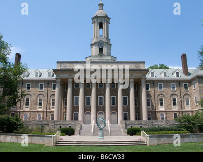 Il vecchio edificio principale della Penn State University campus di State College in Pennsylvania USA Foto Stock
