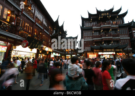 I turisti al mercato, il Giardino di Yuyuan Bazaar, Shanghai, Cina Foto Stock