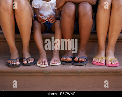 Close up della famiglia i piedi in flip flop Foto Stock