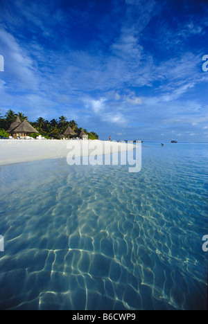 Complesso turistico sulla spiaggia, Atoll, Maldive Foto Stock