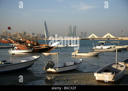 BRN, Bahrain: Manama visto dal lato Muharraq. Il Bahrain World Trade Center e le torri del porto finanziario costruzione Foto Stock