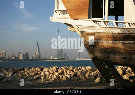 BRN, Bahrain: Manama visto dal lato Muharraq. Il Bahrain World Trade Center e le torri del porto finanziario costruzione Foto Stock