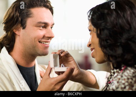 L uomo dando fidanzata anello di fidanzamento Foto Stock