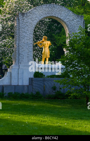 Statua d'oro di musicista Johann Strauss nel parco della città di Vienna, Austria Foto Stock