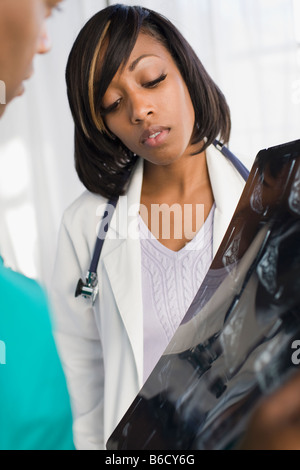 Medico africano rivedendo i raggi x Foto Stock