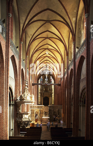 Angolo di alta vista di persone nella Chiesa, Havelberg, Sassonia-Anhalt, Germania Foto Stock