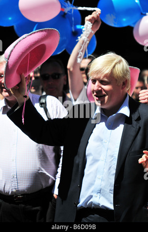 Sindaco di Londra Boris Johnson cerca su una rosa cowgirl hat al Gay Pride 2008 Foto Stock