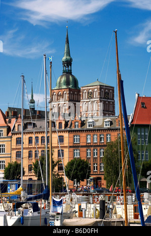 La Chiesa in città, St. Chiesa di San Nicola, Stralsund, Meclemburgo-Pomerania Occidentale, Germania Foto Stock