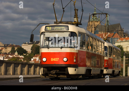 TRAM PONTE MANESUV Staré Mesto Praga REPUBBLICA CECA Foto Stock