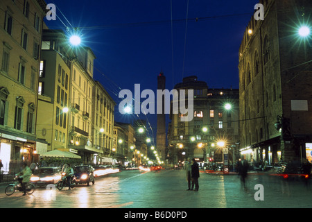 La gente per strada illuminata di notte Foto Stock