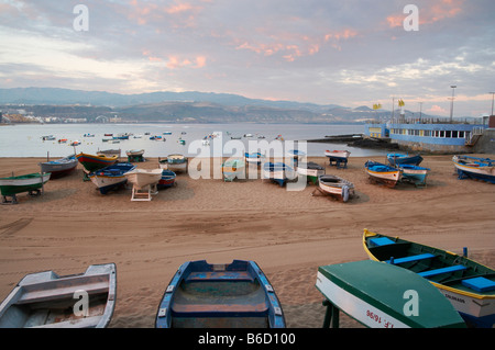 Barche da pesca sulla Playa de Las Canteras a Las Palmas di Sunrise Foto Stock