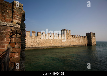 Mura del Castello Scaligeri nell'acqua. Il lago di Garda, Sirmione, Italia Foto Stock