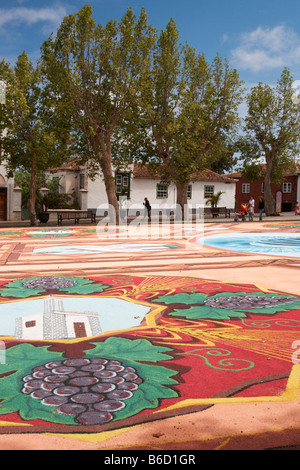 Tenerife: La Alfombra (tappetino) De Corpus Christi, realizzata dal marmo frantumato, nella zona di produzione vinicola Tacaronte Foto Stock