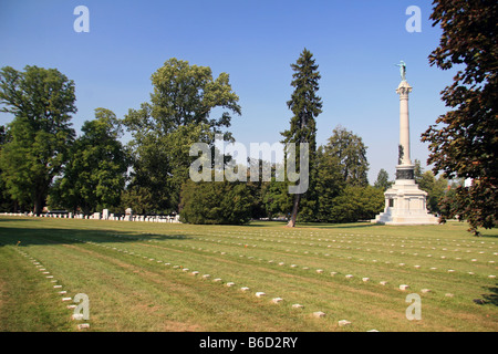 Righe numerate di grave marker nella parte anteriore dei soldati monumento nazionale, il Cimitero Nazionale di Gettysburg, Gettysburg. Foto Stock