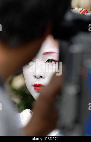 Maiko (apprendista geisha) e con un equipaggio in tv Gion a Kyoto in Giappone Foto Stock