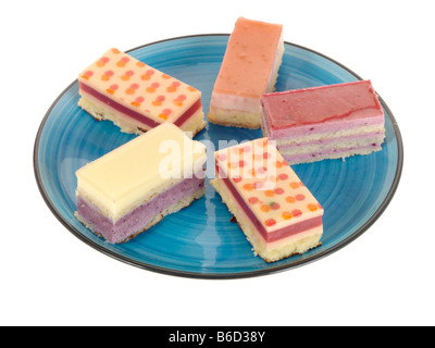 Lusso fresco Petits Fours Aux Torta di frutta dessert isolata contro uno sfondo bianco con nessun popolo e un tracciato di ritaglio Foto Stock