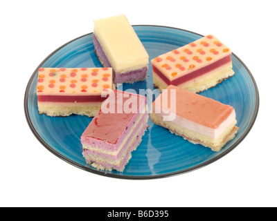 Lusso fresco Petits Fours Aux Torta di frutta dessert isolata contro uno sfondo bianco con nessun popolo e un tracciato di ritaglio Foto Stock