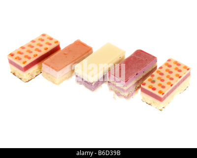 Lusso fresco Petits Fours Aux Torta di frutta dessert isolata contro uno sfondo bianco con nessun popolo e un tracciato di ritaglio Foto Stock