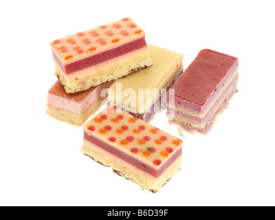 Lusso fresco Petits Fours Aux Torta di frutta dessert isolata contro uno sfondo bianco con nessun popolo e un tracciato di ritaglio Foto Stock