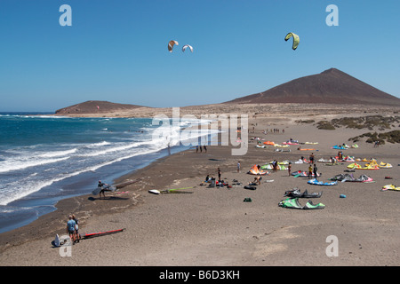 Kitesurfisti e windsurf a El Medano Foto Stock