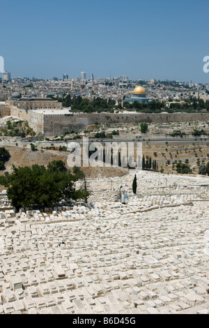 Cimitero ebraico sul Monte degli Ulivi città vecchia Gerusalemme ISRAELE Foto Stock