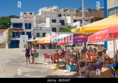 Café a Olhos D'agua con il villaggio dietro Foto Stock