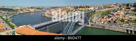 Vista panoramica da Vila Nova de Gaia oltre il Dom Luis I Bridge Foto Stock