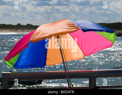 Ombrello in Florida tardo pomeriggio di sole a Sebastian ingresso sull'OCEANO ATLANTICO Foto Stock