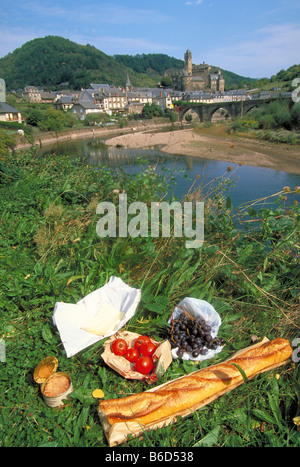 Elk160 1883 Francia Midi molto sulla Valle del fiume Estaing città con pranzo a pic nic Foto Stock