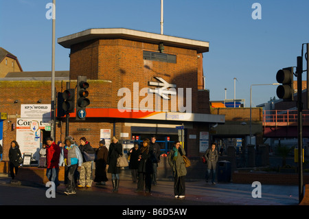 Persone pendolari fuori Kingston Stazione ferroviaria Kingston Upon Thames Surrey Foto Stock