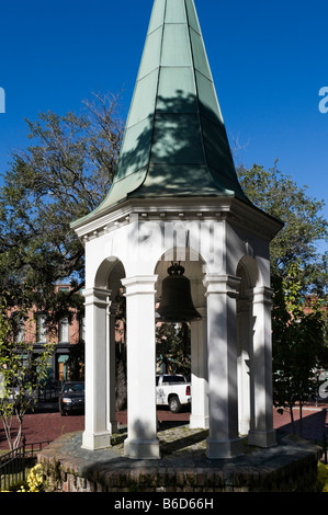 La città vecchia campana di Exchange in una replica dell'edificio torre, e Bay Street, Quartiere Storico di Savannah, Georgia, Stati Uniti d'America Foto Stock