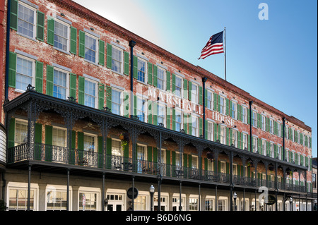 Il Marshall House Hotel (la più antica di Savannah, risalente al 1851), Broughton Street (la strada principale), Savannah, Georgia, Stati Uniti d'America Foto Stock