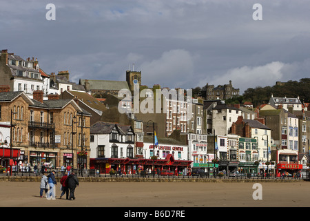 Scarborough Foreshore Rd lungomare spiagge tipici edifici North Yorkshire UK Gran Bretagna Foto Stock