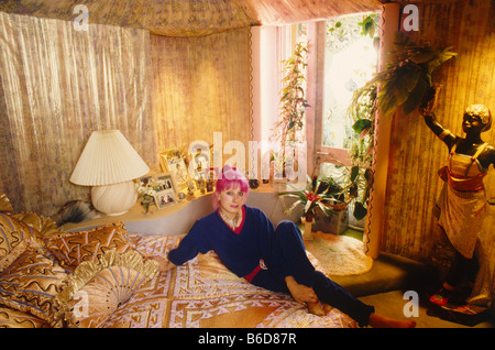 Zandra Rhodes, progettista del vestito nella sua camera da letto di Londra Foto Stock