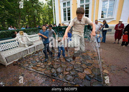 La Russia, a San Pietroburgo e a Peterhof, nei pressi di San Pietroburgo, statue e fontane nel giardino di Peterhof, bambini che giocano Foto Stock
